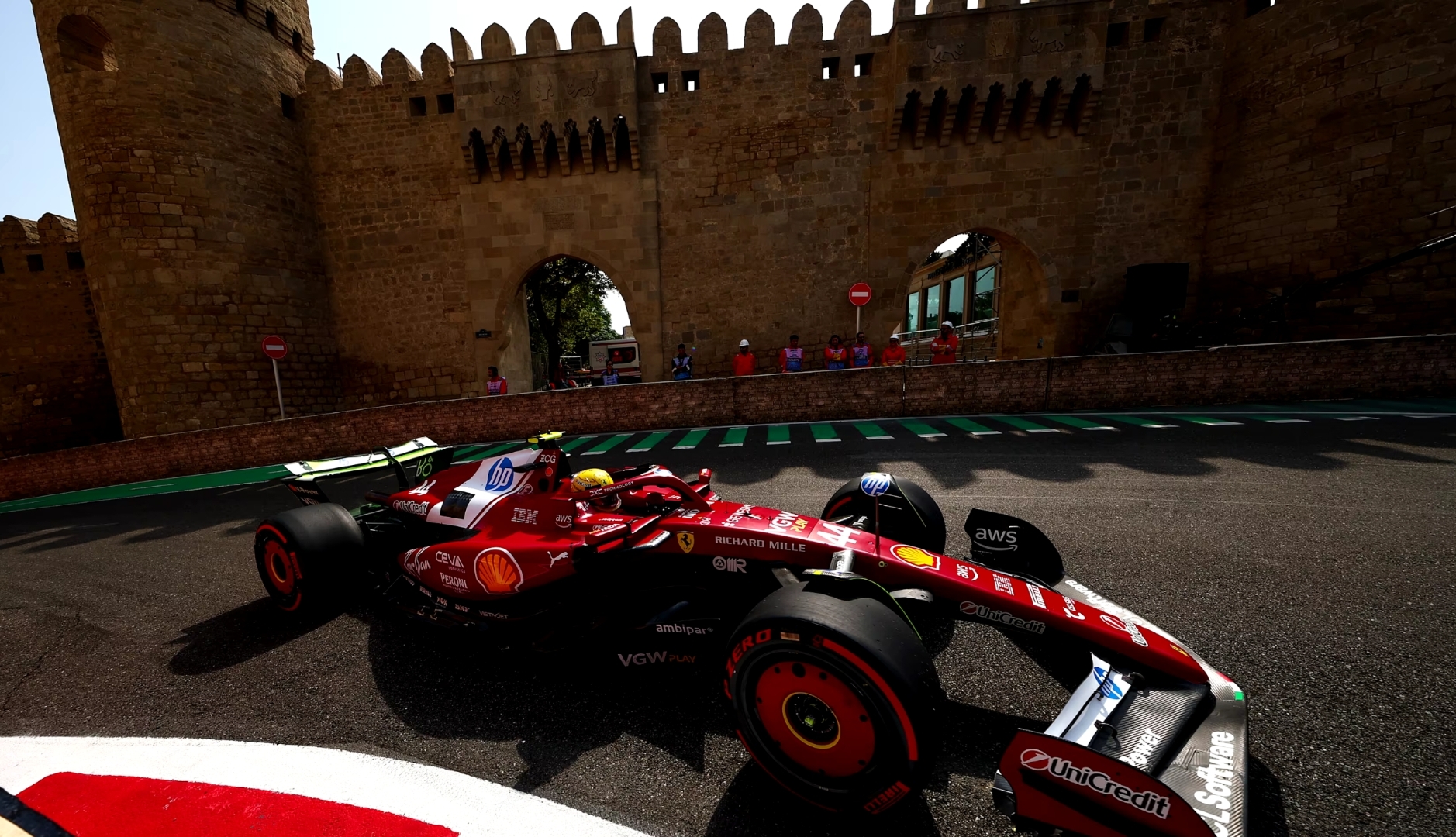 EL2 à Bakou : Hamilton domine le doublé Ferrari tandis que Norris heurte un mur