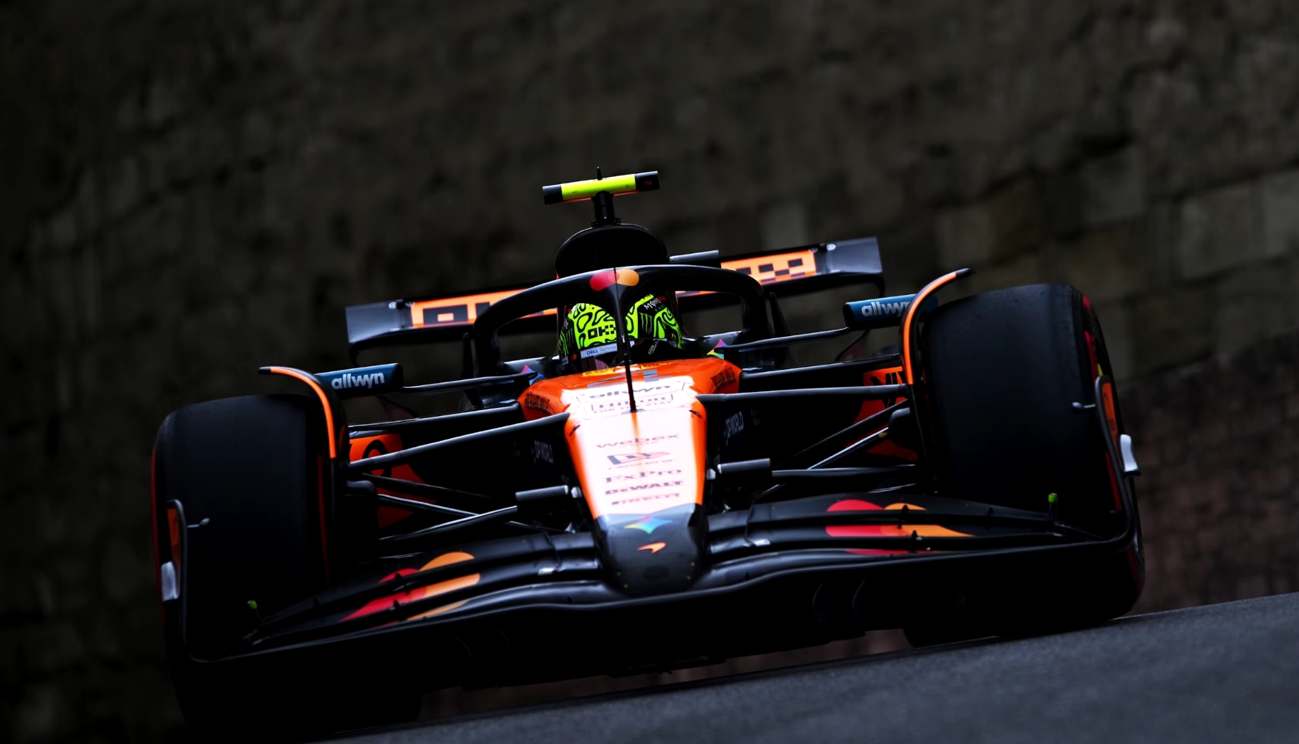 EL1 à Bakou : Norris domine Piastri et Leclerc lors d’une séance marquée par un long drapeau rouge