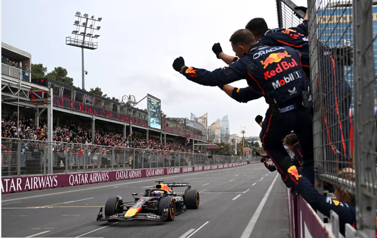 Verstappen intouchable à Bakou, Russell et Sainz sur le podium, Piastri abandonne dès le premier tour